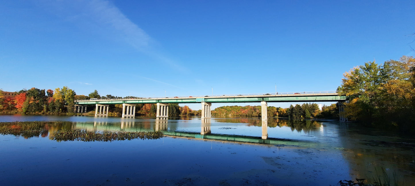 6 Octobre 2021 17H00 (Vue T1) Rivière Magog À Sherbrooke. Pont Jacques Cartier.